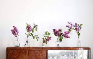 deko mit flieder - blumenarrangements in der vase | h.anna