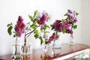 deko mit flieder - blumenarrangements in der vase | h.anna